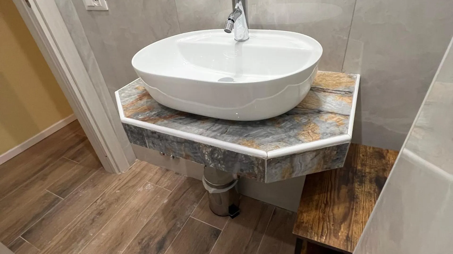 Ele Suites Pantheon Apartment